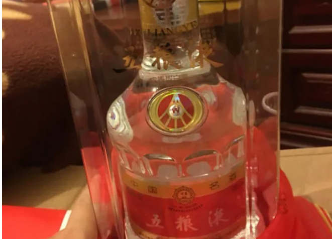 浙江宁波,一男子在举办婚礼期间,购买了30瓶高度数的五粮液白酒