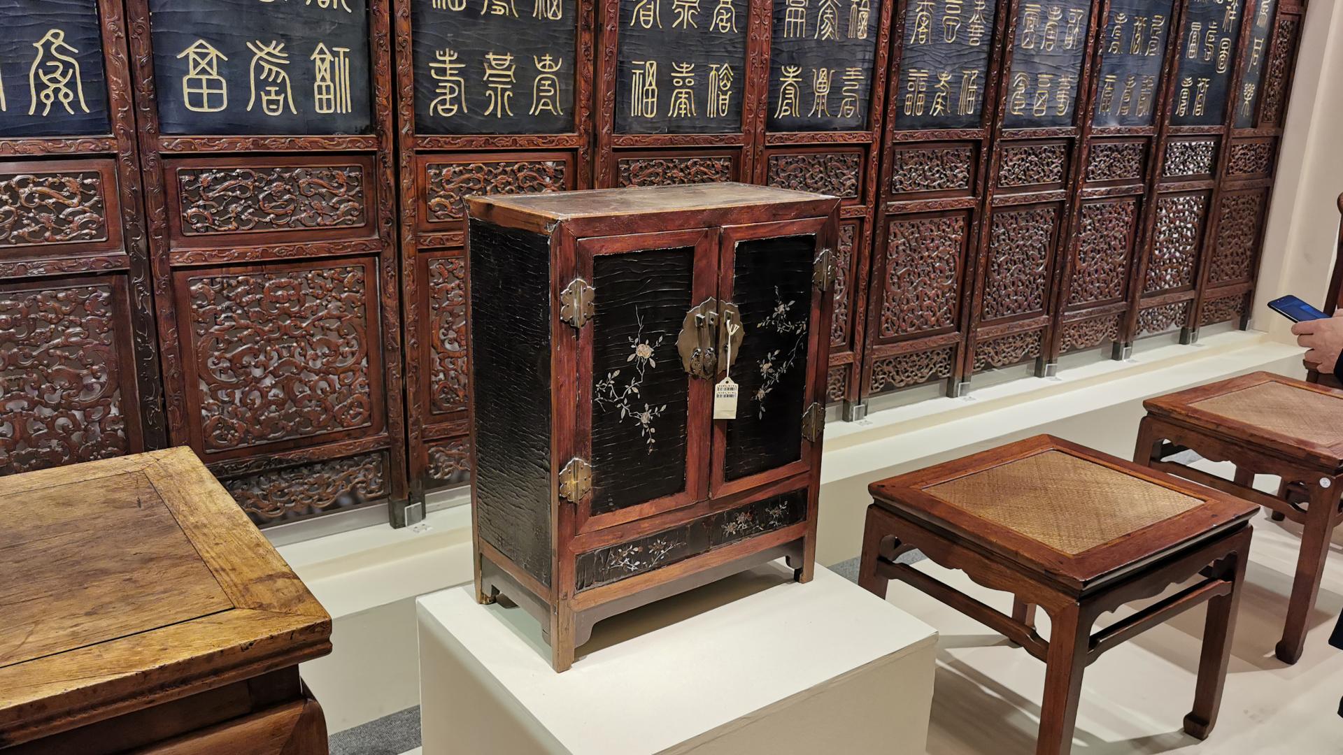 |估价四五十万元，黄花梨框黑漆面小方角柜流拍