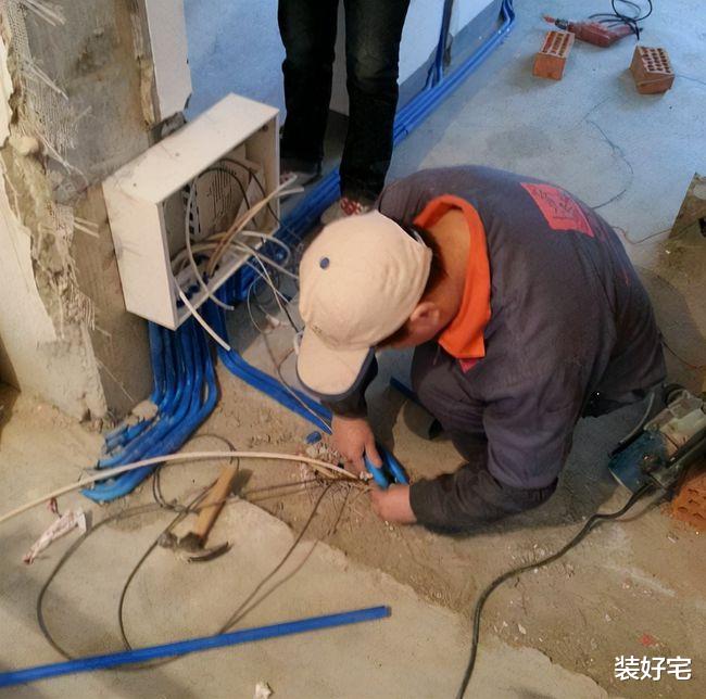 电路施工大忌！老电工透露，这样做费钱还影响使用，一点都不值！