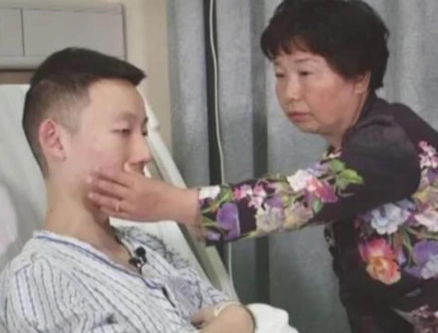 姚策|熊磊称有权住进九江房产，房间里挂满姚策照片，指责许妈在炒作