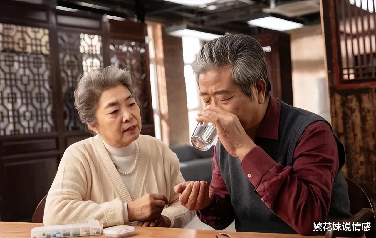 有6千退休金晚年却过得很凄凉,70岁大妈悔恨:只因没管住嘴
