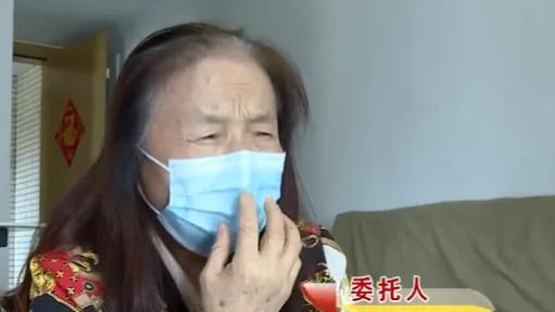 65岁女子的户口在哥哥名下，2年前哥哥房屋被征收，所以她也能分得一份征收款和45平米安置房