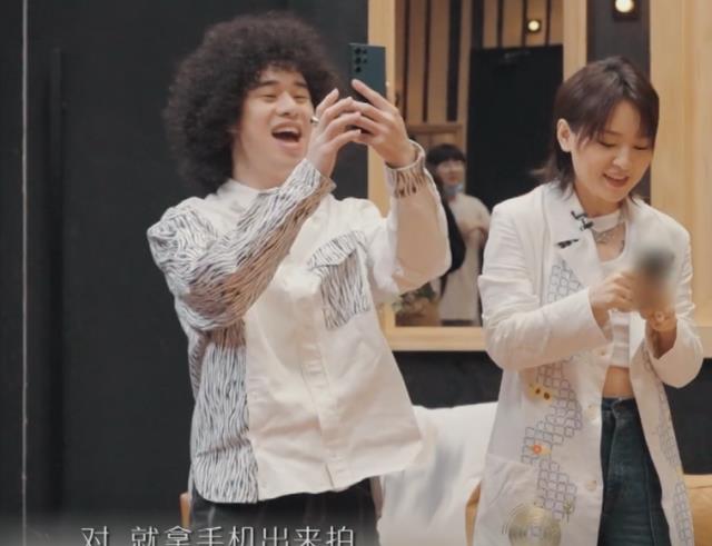 萧敬腾|《声生不息》新“雨神”诞生，3首歌唱漏演播厅，周笔畅开心大叫