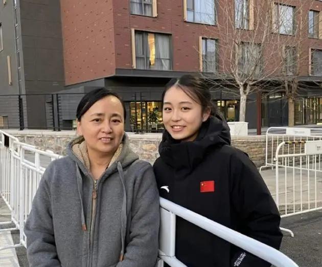 布克|花滑女神朱易大秀新技能！队友不惜溢美之辞，朱易回答展现高情商