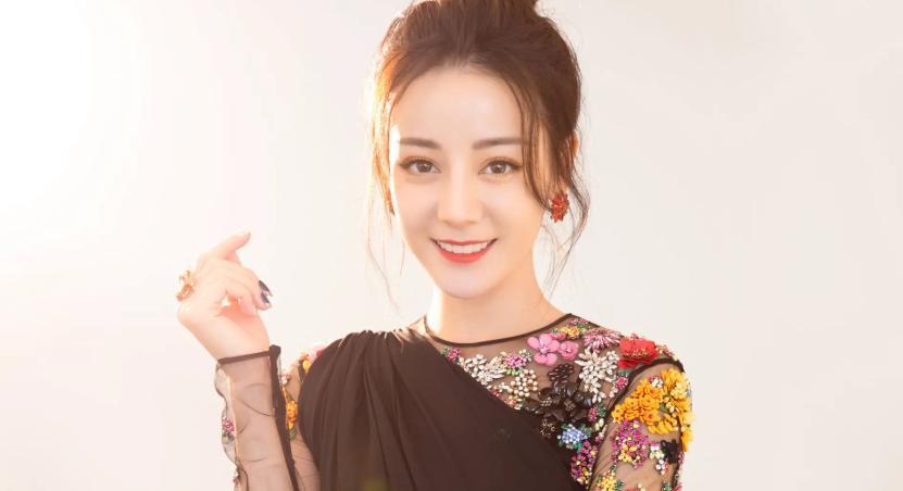 迪丽热巴|新恋情？热巴拍搞怪视频，拍屁股太魔性，穿杨洋同款衬衣引争议