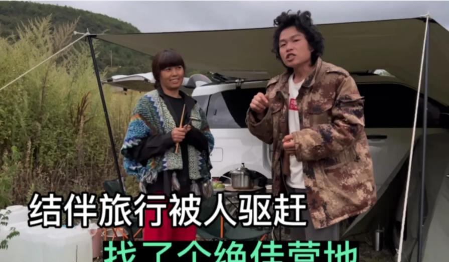 50岁富婆和00后小伙结伴旅行,这一路的变化很微妙,也太真实