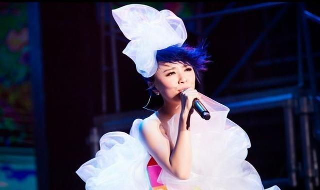 黄雅莉|33岁黄雅莉晒出近照，和老公大秀恩爱，照片充满着生活气息