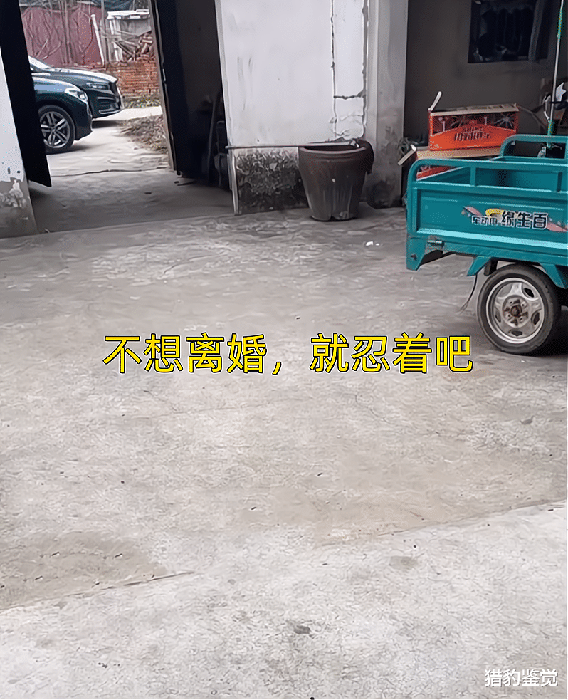 浙江:去丈母娘家吃饭,女婿蹲屋外不能上桌,男子:没钱被看不起