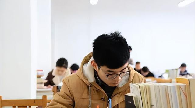 大学生|大学毕业后才发现,考公的路上“专业”很重要,这四个专业占优势