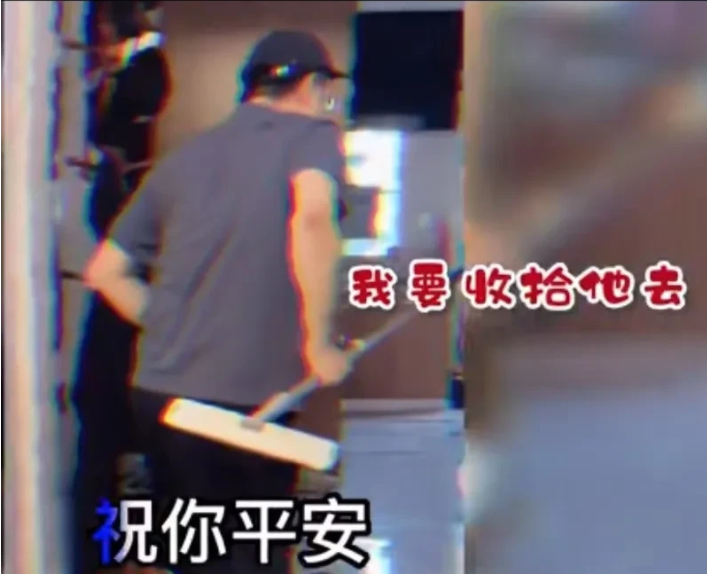近日,辽宁,熊孩子来家做客,把男子价值5万元定制的模型机给拆了