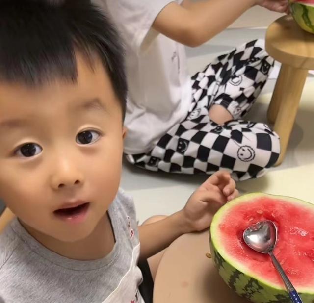 奇奇|奇奇和悦悦夏日吃瓜，超萌现场！网友称：悦悦长得好像许妈