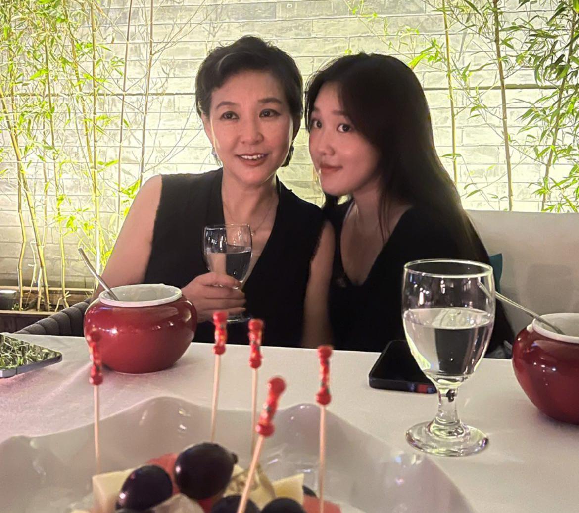 李静|主持人李静现身高档餐厅！身材消瘦模样大变，18岁女儿身材太抢眼