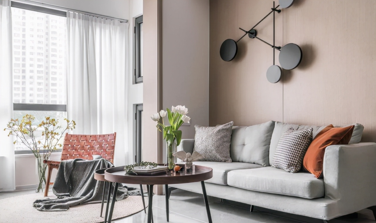 85平现代风二居室，原木色增加空间的温馨感，壁灯很特别