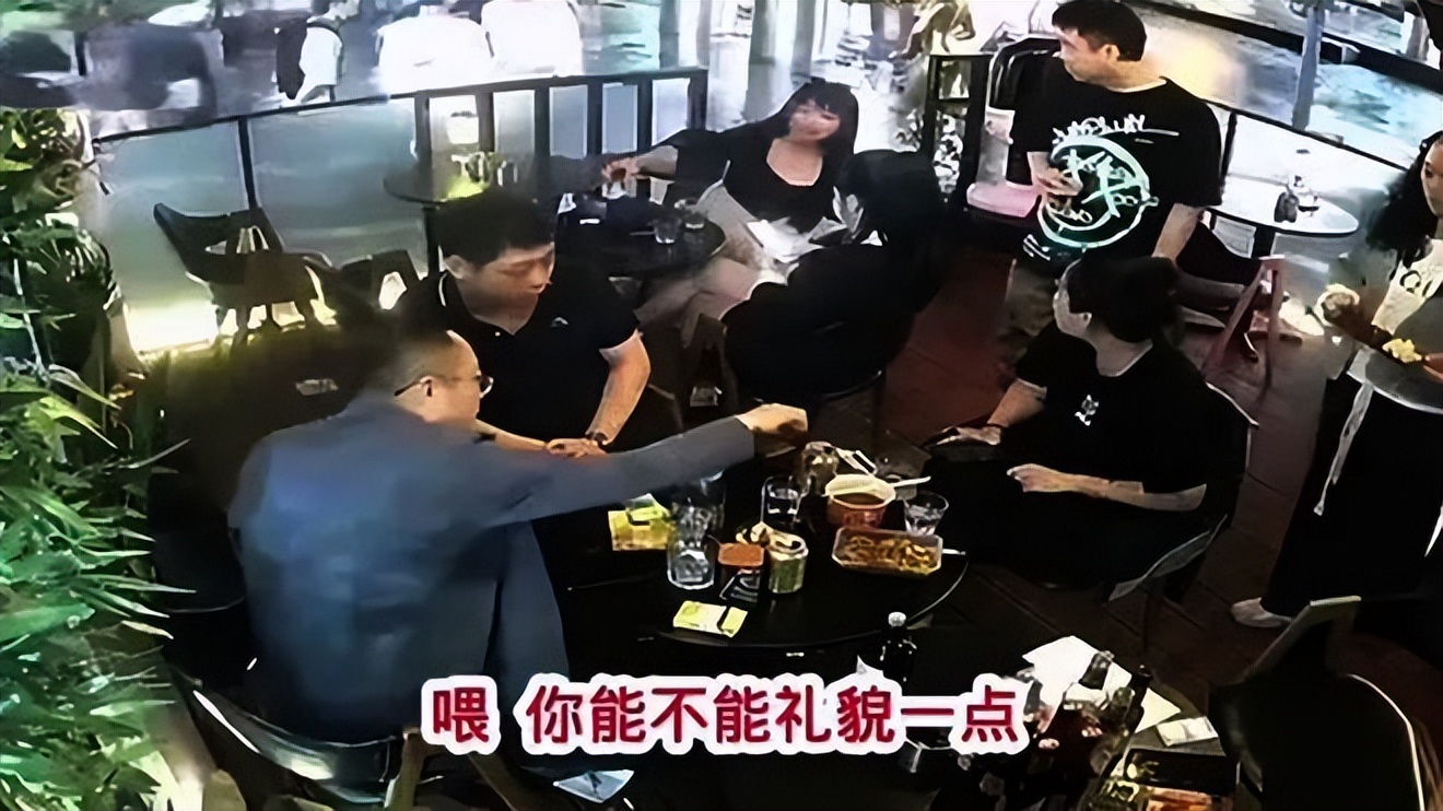 唐山事件重演?男子酒吧骚扰辱骂邻桌女孩:请对借酒释恶,零容忍!