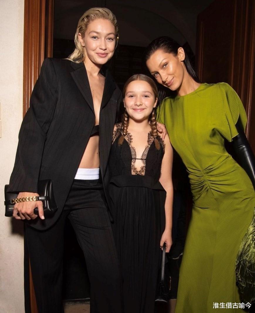 维多利亚·贝克汉姆|48岁贝嫂:穿一块白布和黑人拥抱,16年前穿辣妹装参加世界杯真嫩