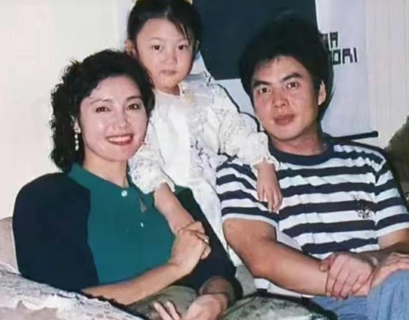 姜黎黎|67岁姜黎黎罕晒国外近况,满头乌发状态佳,游山玩水生活惬意