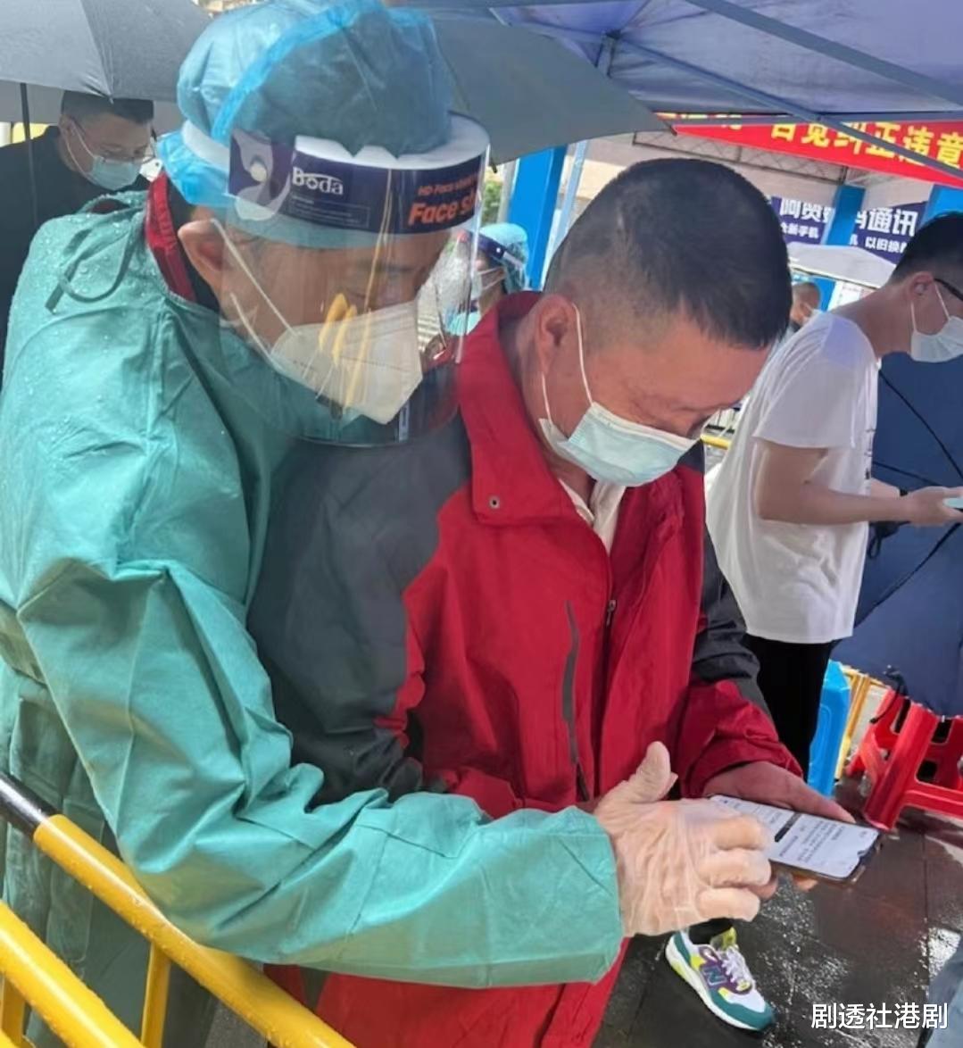 小S|有爱!爱国港星内地低调当前线义工,雨中维持秩序帮群众解决问题