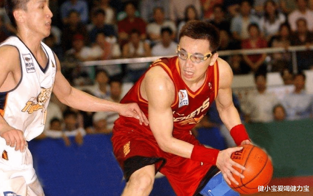 阿的江|CBA初代魔术师阿的江，踢球间隙苦练篮球，16年笔记钻研球技