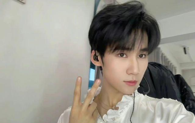 跨年|跨年“忙人”多，周深成香饽饽、张杰两边倒，湖南卫视演员非常多