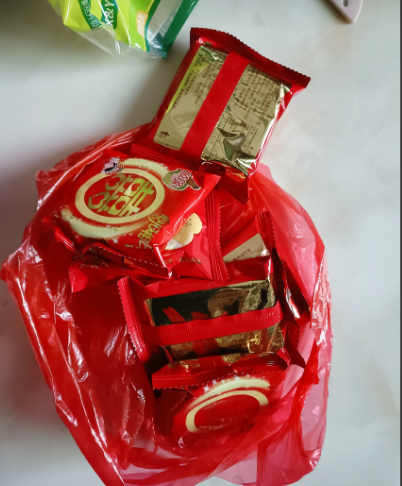 邻居拿了一大袋饼干过来给我等我快吃完了,才发现饼干过期了