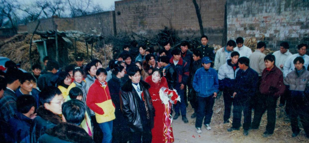 1997年,35岁男子捡到女弃婴,19年后女孩的7幅画卖出4.58万高价