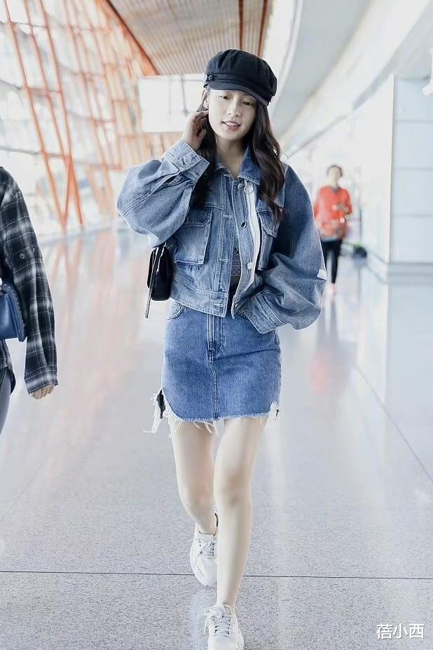 李沁|“李沁”也太有少女感了吧，穿牛仔外套配超短裙，大长腿十分吸睛