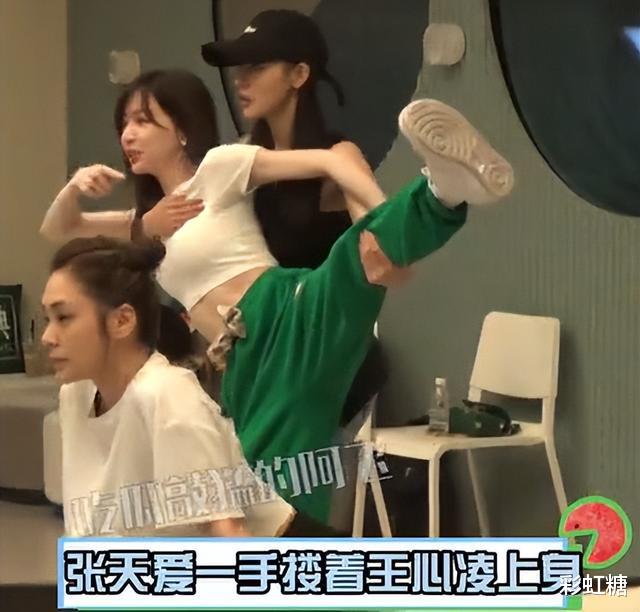 王心凌|王心凌练舞在地上打滚！T恤太短险些露出内衣，腿部被掰成一字型