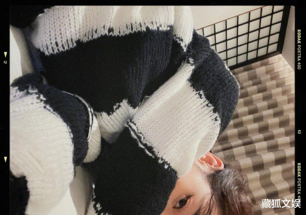 迪丽热巴|热巴晒多角度相机自拍，工作室配合放照玩梗，烈焰红唇造型太搞怪