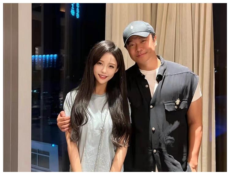 陈思诚|陈思诚坐飞机引争议！目光赤裸打量空姐，给人感觉黑黑壮壮不油腻