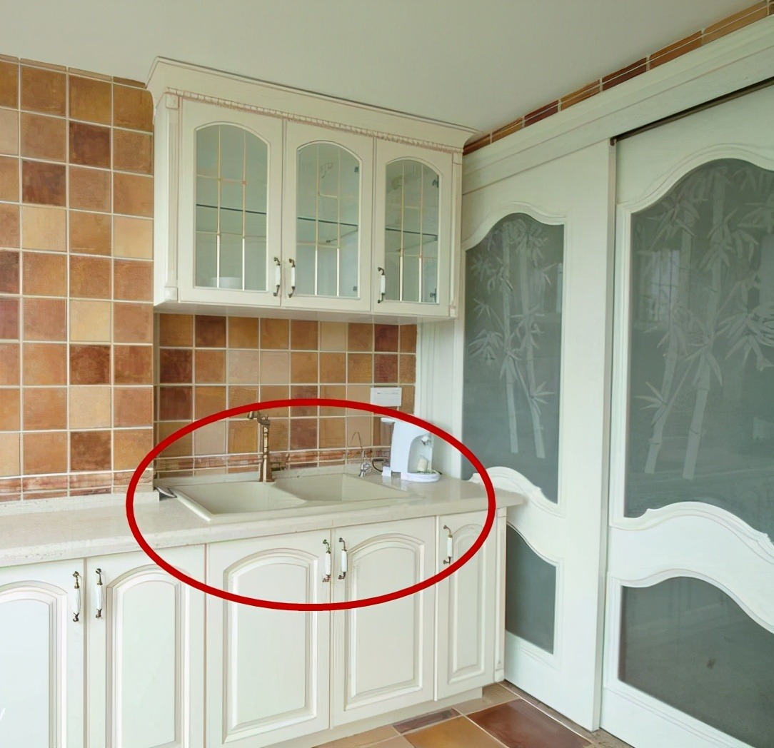 老公坚持把阳台改成厨房,邻居看完吓惨了,叫物业让我们赶紧拆掉