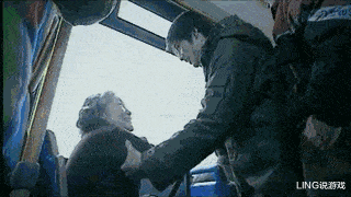 见过直接对着水龙头喝自来水的,没见过对着马桶喝水的,请问,马桶里冲出来的水味道怎么样呢?