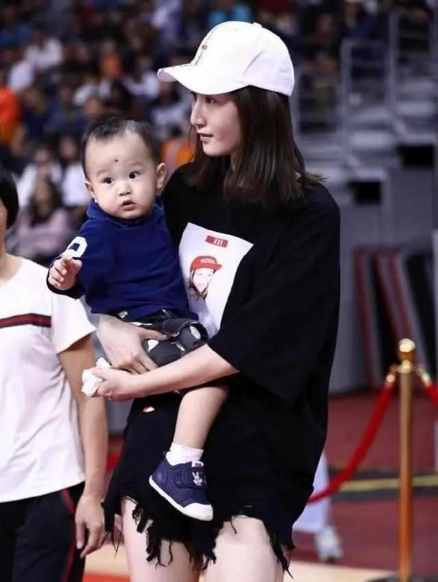 朱·霍勒迪|易建联购美国千万豪宅迎娶巴西足球宝贝，身价数亿儿子却入籍美国