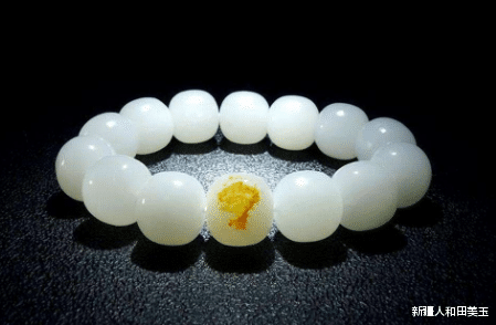 |有一种和田玉，贵在简单明朗，你喜欢玉石手串吗？