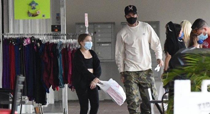 哈珀·贝克汉姆|贝克汉姆接女儿下课真宠！小七穿抹胸肚腩好突兀，大象腿不输老爸