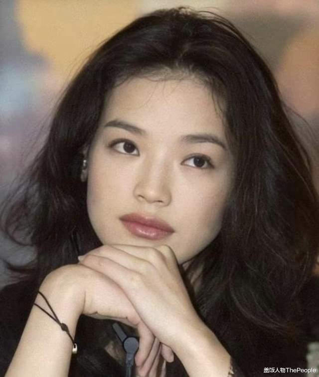 发型 中分贴头皮发型红黑榜出炉！有人老土又油腻，有人超凡脱俗气场足