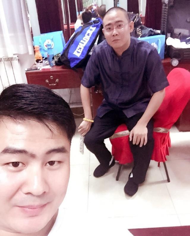 德云社|德云社岳云鹏外甥发文，晒出在后台的帅照，栾云平真疼这个徒弟