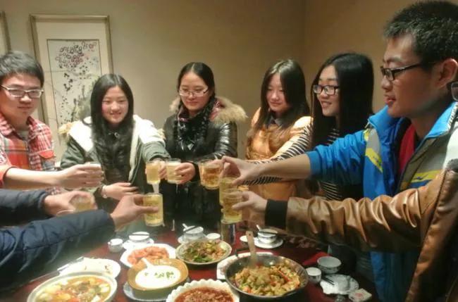 同学因为聚会喝多了,他永远离开了我们,那是我们一辈子的痛