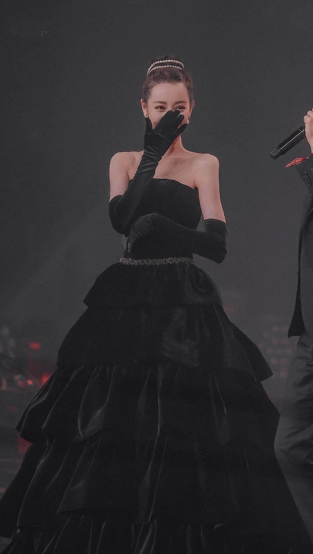 迪丽热巴|迪丽热巴赫本风造型直接封神！