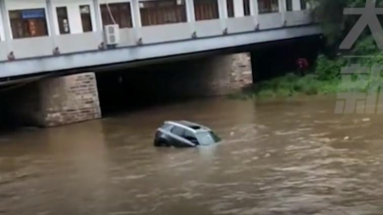 云南一女子驾车坠河，在河水中漂流几公里，警方：女子不幸身亡！