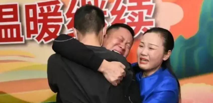 男孩千里寻亲,找到亲生父母后却被拉黑,最终选择服药自尽