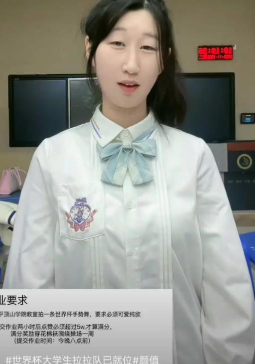 女大学生频繁晒自拍,引起众人质疑和嘲讽,太自信还是“博眼球”