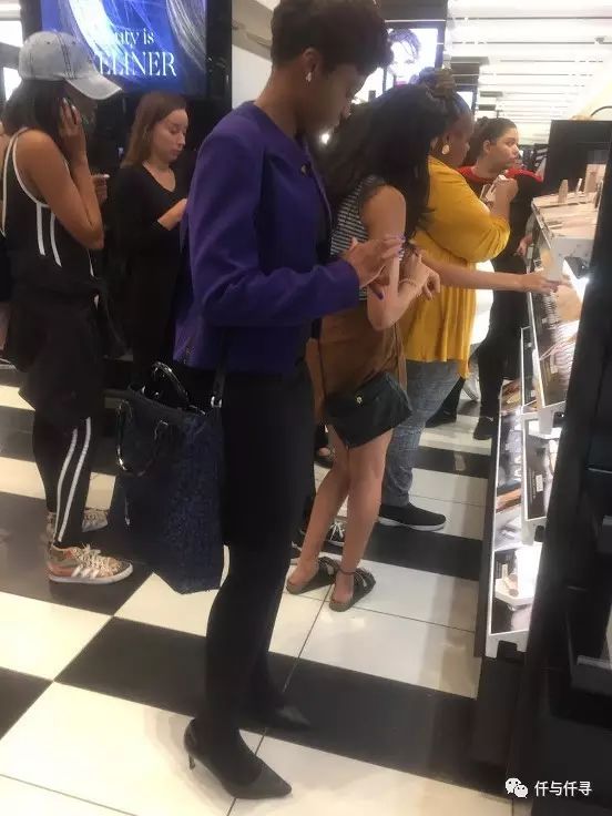 唇膏 我用亚洲脸亲证蕾哈娜的个人彩妆品牌,发现太可怕了