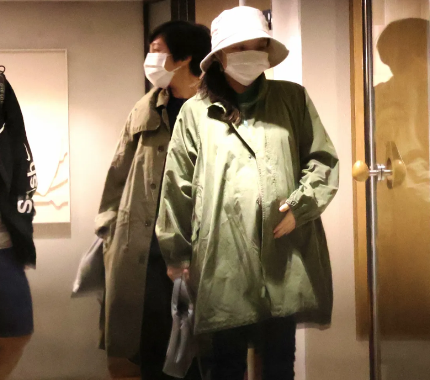 徐佳莹|金曲歌后徐佳莹挺大肚聚餐!肚子像球只能侧身坐,手护孕肚走路慢