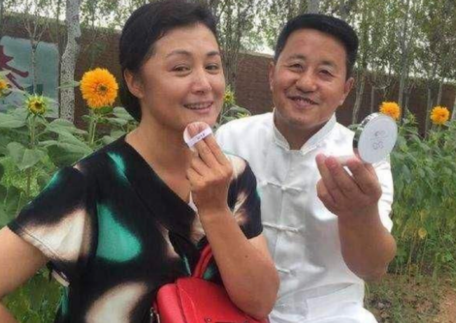 小品|王小宝直播抱怨《乡爱16》开机未被邀请，曾因于月仙离开选择退出