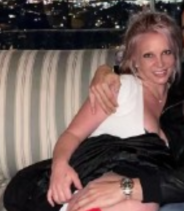 易烊千玺|小甜甜布兰妮晒照秀恩爱！被男友搂抱一脸甜蜜，穿着清凉身材火辣