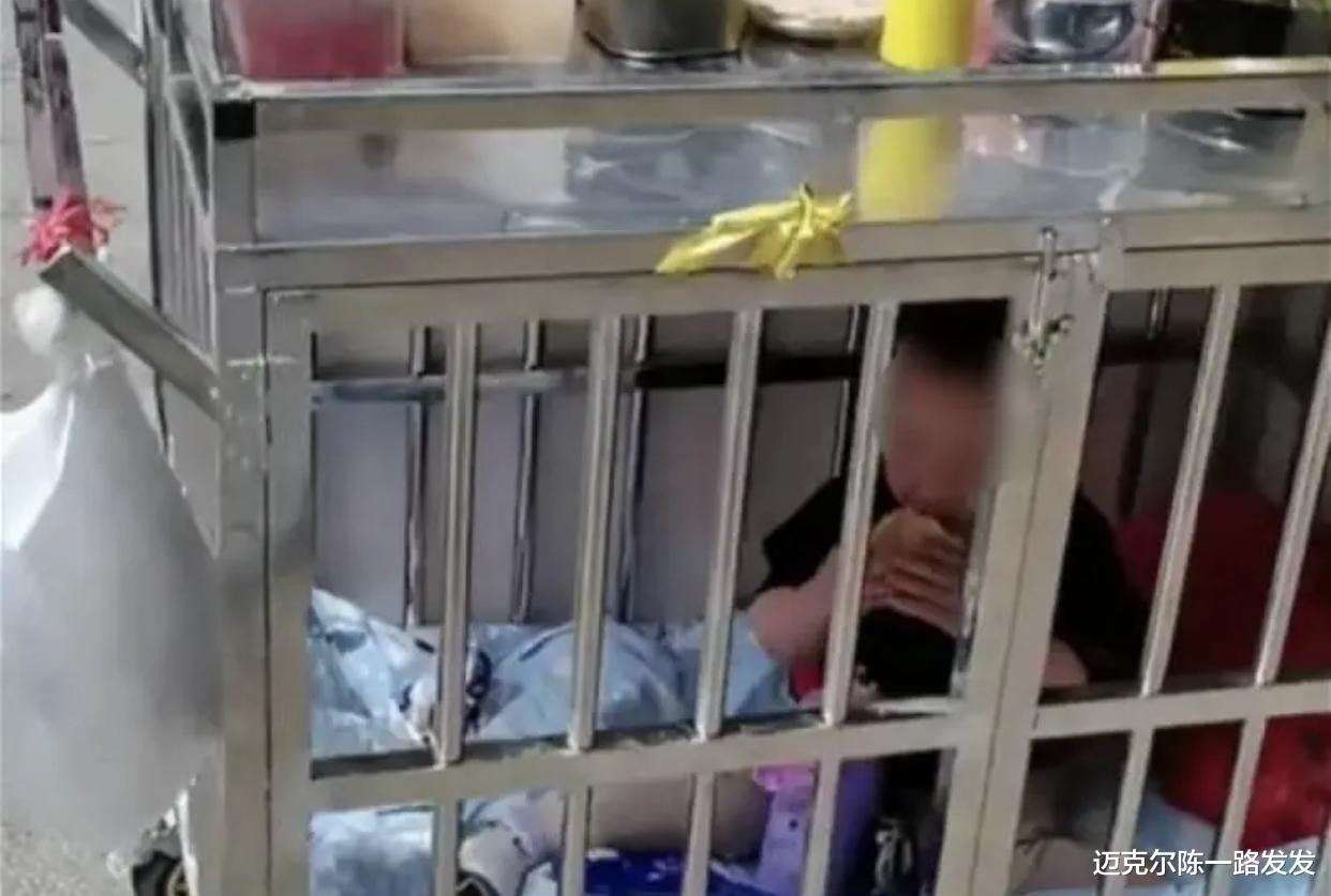 贵州铜仁贫贱夫妻百事哀 爸爸打游戏妈妈卖冰粉孩子放推车笼里