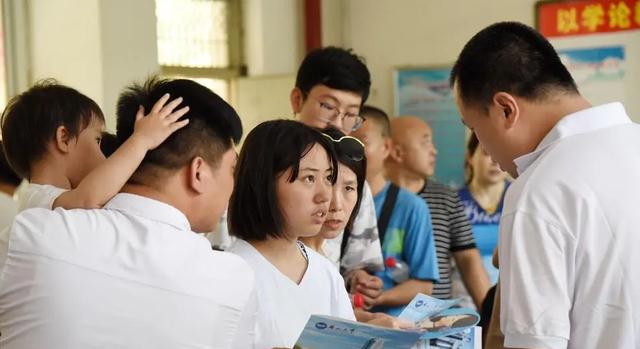 大学|“为了升学宴的面子,不看专业也要考生报985”,张雪峰怒斥家长