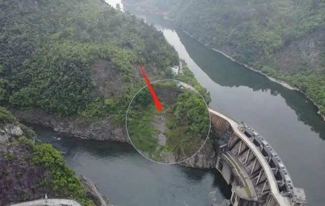 |钓友野钓坠崖,这种地方都敢去?幸好只是腿断了