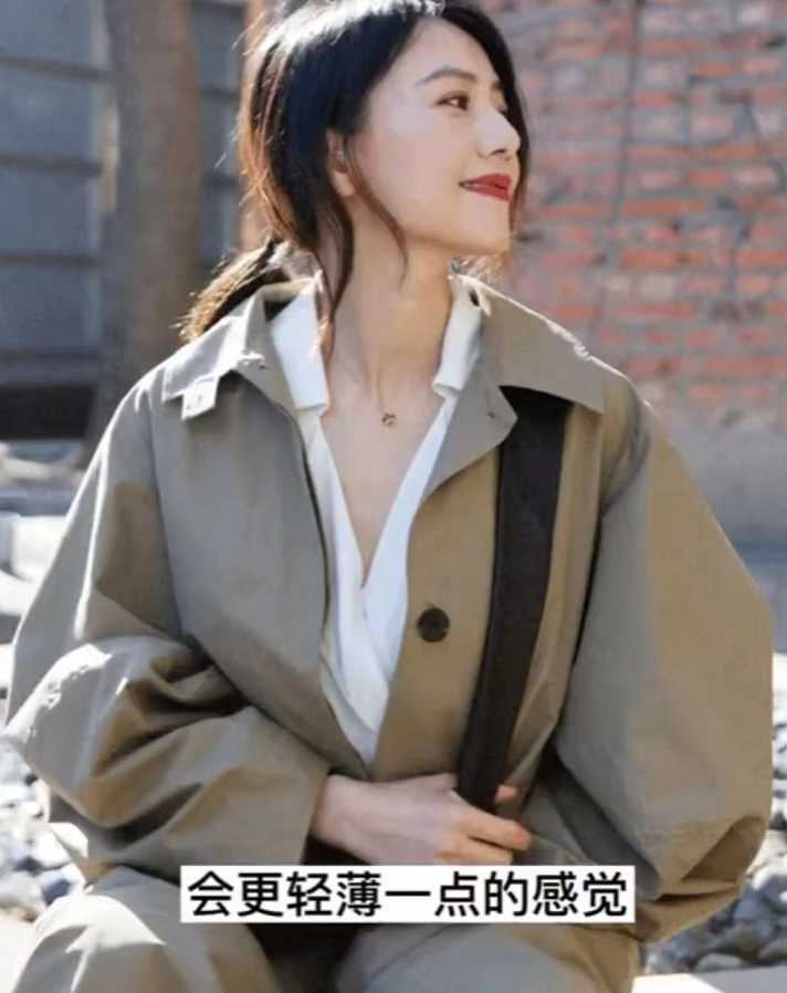 运动 42岁高圆圆一涂红唇就封神！穿风衣大方分享穿搭技巧，越老越好看