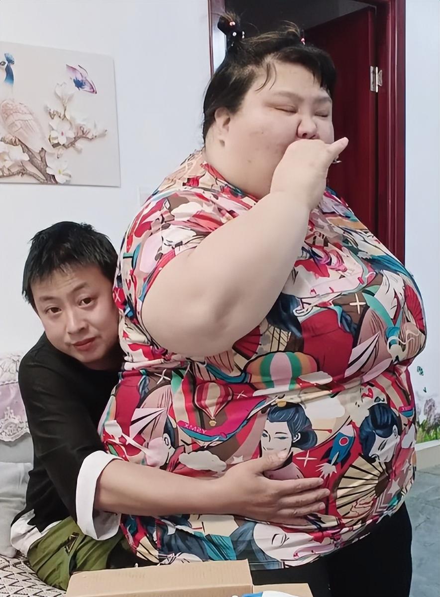 女孩 90后美女校花，被老公喂成400斤，双脚溃烂！